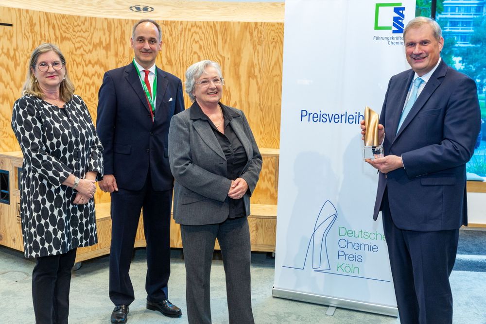2021 geht der vom Führungskräfteverband Chemie VAA verliehene Deutsche Chemie-Preis an die Schott AG aus Mainz. Der Glaskonzern hat durch seine Fach- und Führungskräfte in der VAA-Befindlichkeitsumfrage Bestnoten erhalten.